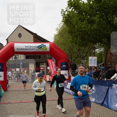 04.05.2025 - 8. Wedeler Halbmarathon Felixshl http://msf.ph/oto/7825014 04.05.2025 12:01:00 Ziel 249, 506, 772, 1021 meine-sportfotos.de