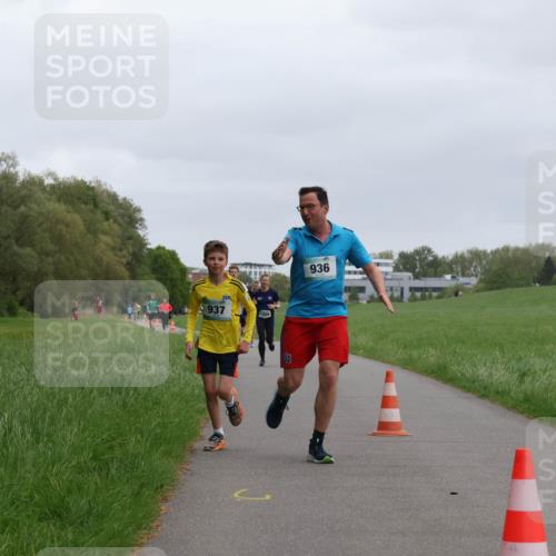 04.05.2025 - 8. Wedeler Halbmarathon Yannick Fuchs http://msf.ph/oto/7825225 04.05.2025 11:12:41 Laufen 937, 936 meine-sportfotos.de