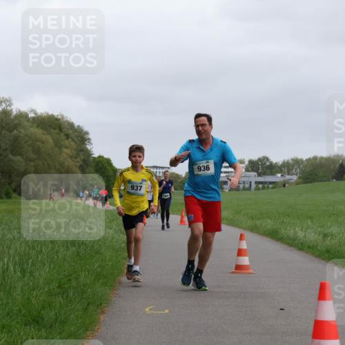 04.05.2025 - 8. Wedeler Halbmarathon Yannick Fuchs http://msf.ph/oto/7825233 04.05.2025 11:12:41 Laufen 937, 936 meine-sportfotos.de