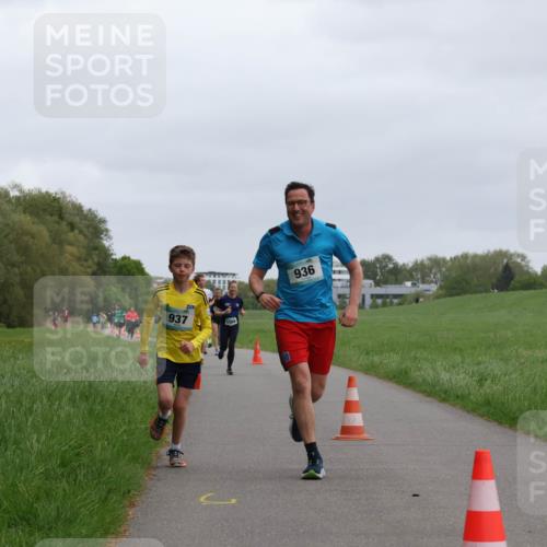 04.05.2025 - 8. Wedeler Halbmarathon Yannick Fuchs http://msf.ph/oto/7825244 04.05.2025 11:12:41 Laufen 937, 936 meine-sportfotos.de