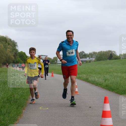 04.05.2025 - 8. Wedeler Halbmarathon Yannick Fuchs http://msf.ph/oto/7825266 04.05.2025 11:12:42 Laufen 937, 936 meine-sportfotos.de