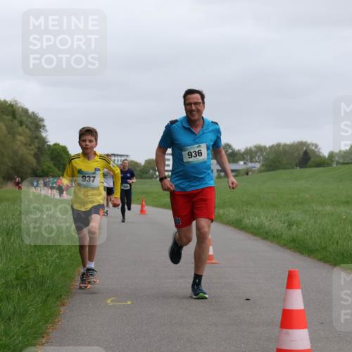 04.05.2025 - 8. Wedeler Halbmarathon Yannick Fuchs http://msf.ph/oto/7825270 04.05.2025 11:12:42 Laufen 937, 936 meine-sportfotos.de
