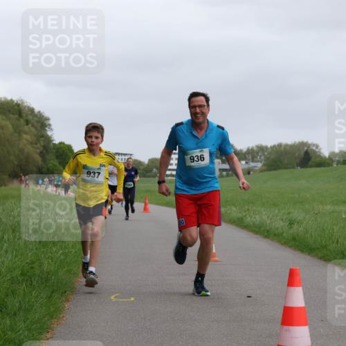 04.05.2025 - 8. Wedeler Halbmarathon Yannick Fuchs http://msf.ph/oto/7825275 04.05.2025 11:12:42 Laufen 937, 936 meine-sportfotos.de
