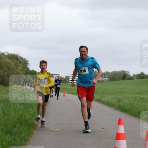 04.05.2025 - 8. Wedeler Halbmarathon Yannick Fuchs http://msf.ph/oto/7825292 04.05.2025 11:12:42 Laufen 937, 936 meine-sportfotos.de