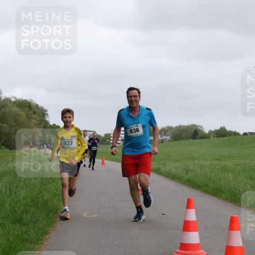 04.05.2025 - 8. Wedeler Halbmarathon Yannick Fuchs http://msf.ph/oto/7825301 04.05.2025 11:12:42 Laufen 937, 936 meine-sportfotos.de