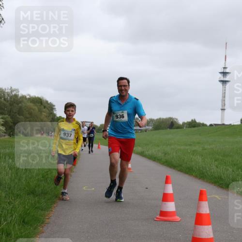 04.05.2025 - 8. Wedeler Halbmarathon Yannick Fuchs http://msf.ph/oto/7825312 04.05.2025 11:12:42 Laufen 937, 936 meine-sportfotos.de