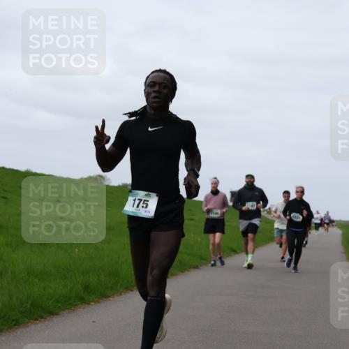 04.05.2025 - 8. Wedeler Halbmarathon Yannick Fuchs http://msf.ph/oto/7825321 04.05.2025 11:32:17 Laufen 175, 71, 1106, 1031 meine-sportfotos.de