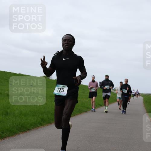 04.05.2025 - 8. Wedeler Halbmarathon Yannick Fuchs http://msf.ph/oto/7825326 04.05.2025 11:32:17 Laufen 175, 71, 1106, 1031 meine-sportfotos.de