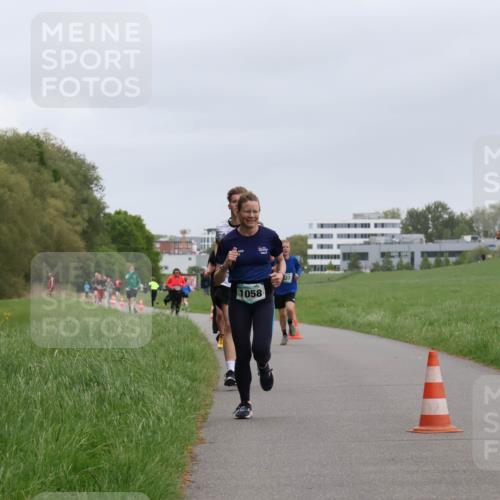04.05.2025 - 8. Wedeler Halbmarathon Yannick Fuchs http://msf.ph/oto/7825378 04.05.2025 11:12:47 Laufen 10000, 1058 meine-sportfotos.de