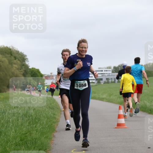 04.05.2025 - 8. Wedeler Halbmarathon Yannick Fuchs http://msf.ph/oto/7825467 04.05.2025 11:12:49 Laufen 1058 meine-sportfotos.de