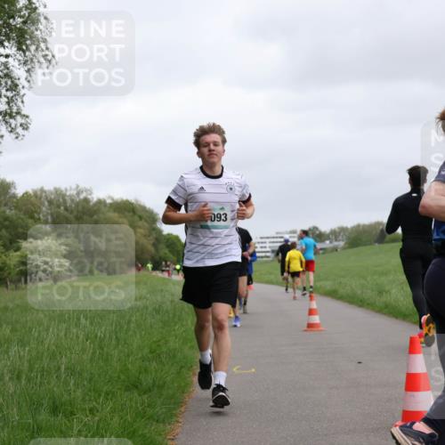 04.05.2025 - 8. Wedeler Halbmarathon Yannick Fuchs http://msf.ph/oto/7825516 04.05.2025 11:12:52 Laufen 093 meine-sportfotos.de