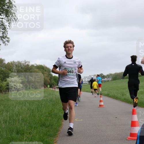 04.05.2025 - 8. Wedeler Halbmarathon Yannick Fuchs http://msf.ph/oto/7825520 04.05.2025 11:12:52 Laufen 093 meine-sportfotos.de