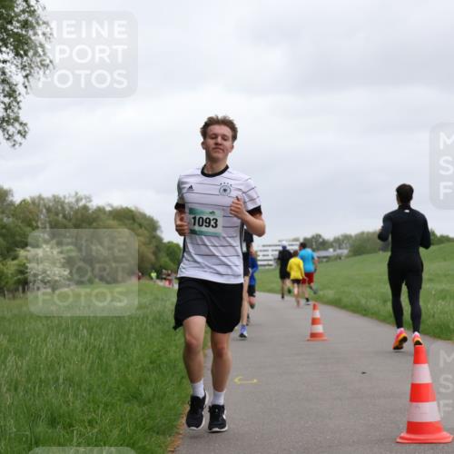 04.05.2025 - 8. Wedeler Halbmarathon Yannick Fuchs http://msf.ph/oto/7825531 04.05.2025 11:12:52 Laufen 1093 meine-sportfotos.de
