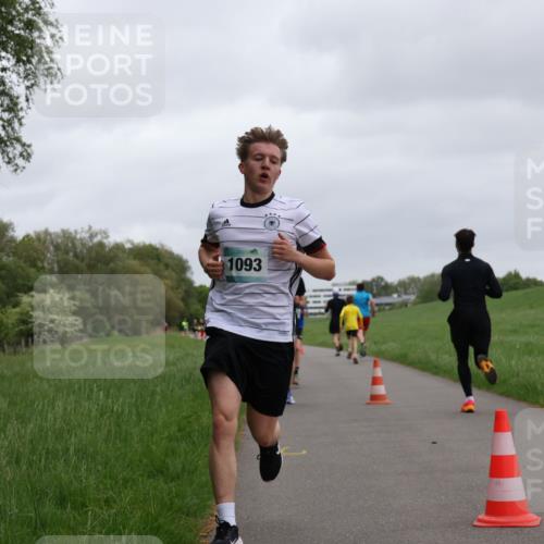 04.05.2025 - 8. Wedeler Halbmarathon Yannick Fuchs http://msf.ph/oto/7825542 04.05.2025 11:12:52 Laufen 1093 meine-sportfotos.de