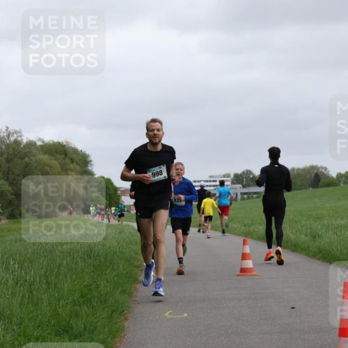 04.05.2025 - 8. Wedeler Halbmarathon Yannick Fuchs http://msf.ph/oto/7825546 04.05.2025 11:12:53 Laufen 998, 829 meine-sportfotos.de
