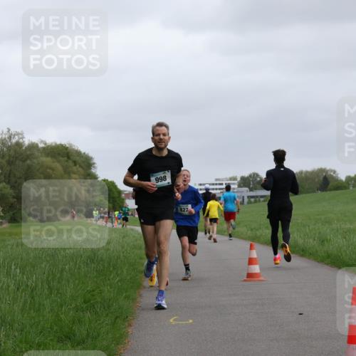 04.05.2025 - 8. Wedeler Halbmarathon Yannick Fuchs http://msf.ph/oto/7825551 04.05.2025 11:12:53 Laufen 998, 827 meine-sportfotos.de