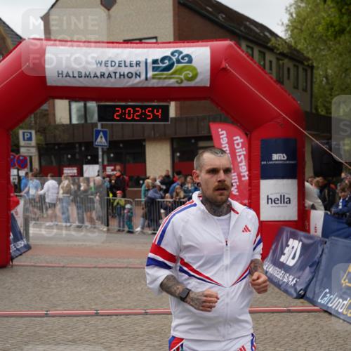 04.05.2025 - 8. Wedeler Halbmarathon Felixshl http://msf.ph/oto/7825912 04.05.2025 12:02:52 Ziel 174, 326 meine-sportfotos.de