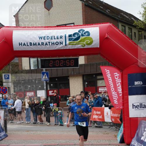 04.05.2025 - 8. Wedeler Halbmarathon Felixshl http://msf.ph/oto/7825923 04.05.2025 12:02:56 Ziel 174, 326 meine-sportfotos.de