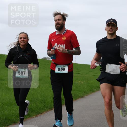 04.05.2025 - 8. Wedeler Halbmarathon Yannick Fuchs http://msf.ph/oto/7826023 04.05.2025 11:33:05 Laufen 597, 598 meine-sportfotos.de