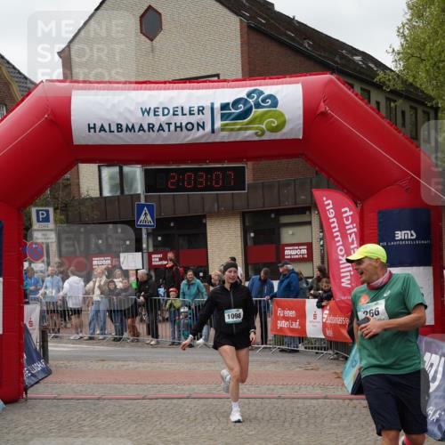 04.05.2025 - 8. Wedeler Halbmarathon Felixshl http://msf.ph/oto/7826067 04.05.2025 12:03:04 Ziel 266, 321, 1098 meine-sportfotos.de