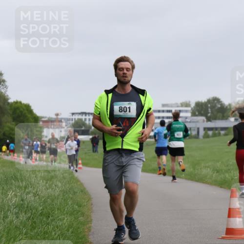04.05.2025 - 8. Wedeler Halbmarathon Yannick Fuchs http://msf.ph/oto/7826241 04.05.2025 11:13:32 Laufen 801, 923 meine-sportfotos.de