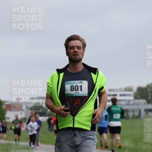 04.05.2025 - 8. Wedeler Halbmarathon Yannick Fuchs http://msf.ph/oto/7826250 04.05.2025 11:13:32 Laufen 801 meine-sportfotos.de