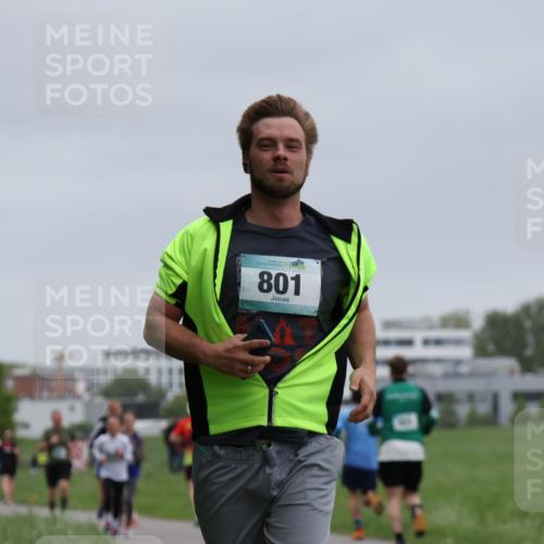 04.05.2025 - 8. Wedeler Halbmarathon Yannick Fuchs http://msf.ph/oto/7826258 04.05.2025 11:13:33 Laufen 801 meine-sportfotos.de
