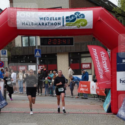 04.05.2025 - 8. Wedeler Halbmarathon Felixshl http://msf.ph/oto/7826555 04.05.2025 12:03:39 Ziel 725, 733, 734, 771 meine-sportfotos.de