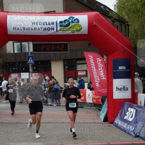 04.05.2025 - 8. Wedeler Halbmarathon Felixshl http://msf.ph/oto/7826586 04.05.2025 12:03:40 Ziel 725, 733, 734, 771 meine-sportfotos.de