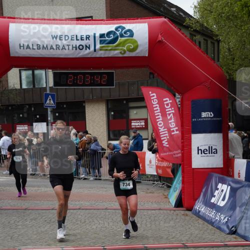 04.05.2025 - 8. Wedeler Halbmarathon Felixshl http://msf.ph/oto/7826598 04.05.2025 12:03:40 Ziel 725, 733, 734, 771 meine-sportfotos.de
