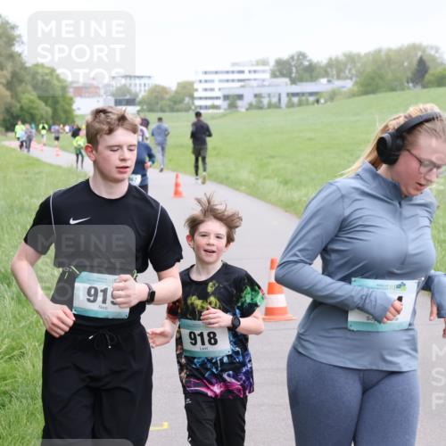 04.05.2025 - 8. Wedeler Halbmarathon Yannick Fuchs http://msf.ph/oto/7826834 04.05.2025 11:14:23 Laufen 919, 918 meine-sportfotos.de