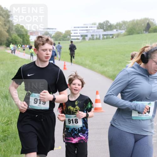 04.05.2025 - 8. Wedeler Halbmarathon Yannick Fuchs http://msf.ph/oto/7826839 04.05.2025 11:14:24 Laufen 915, 918 meine-sportfotos.de