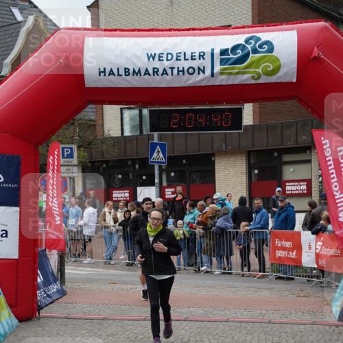 04.05.2025 - 8. Wedeler Halbmarathon Felixshl http://msf.ph/oto/7827207 04.05.2025 12:04:38 Ziel 443, 694 meine-sportfotos.de