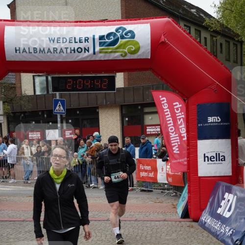 04.05.2025 - 8. Wedeler Halbmarathon Felixshl http://msf.ph/oto/7827262 04.05.2025 12:04:40 Ziel 443, 694 meine-sportfotos.de