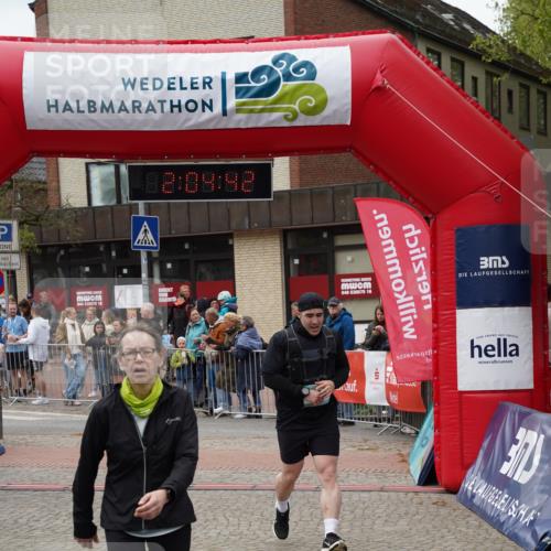 04.05.2025 - 8. Wedeler Halbmarathon Felixshl http://msf.ph/oto/7827280 04.05.2025 12:04:40 Ziel 443, 694 meine-sportfotos.de