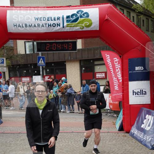 04.05.2025 - 8. Wedeler Halbmarathon Felixshl http://msf.ph/oto/7827288 04.05.2025 12:04:40 Ziel 443, 694 meine-sportfotos.de