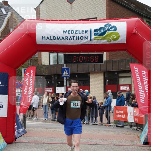 04.05.2025 - 8. Wedeler Halbmarathon Felixshl http://msf.ph/oto/7827352 04.05.2025 12:04:56 Ziel 922 meine-sportfotos.de