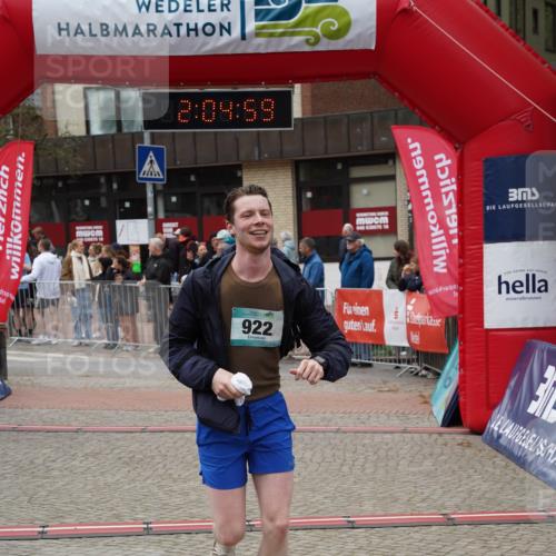 04.05.2025 - 8. Wedeler Halbmarathon Felixshl http://msf.ph/oto/7827393 04.05.2025 12:04:57 Ziel 922 meine-sportfotos.de