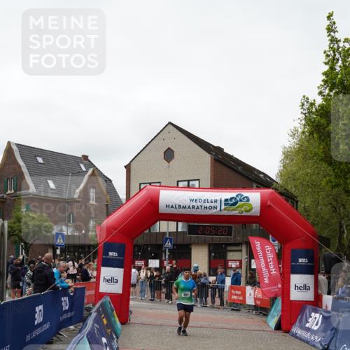04.05.2025 - 8. Wedeler Halbmarathon Felixshl http://msf.ph/oto/7827498 04.05.2025 12:05:18 Ziel 884 meine-sportfotos.de