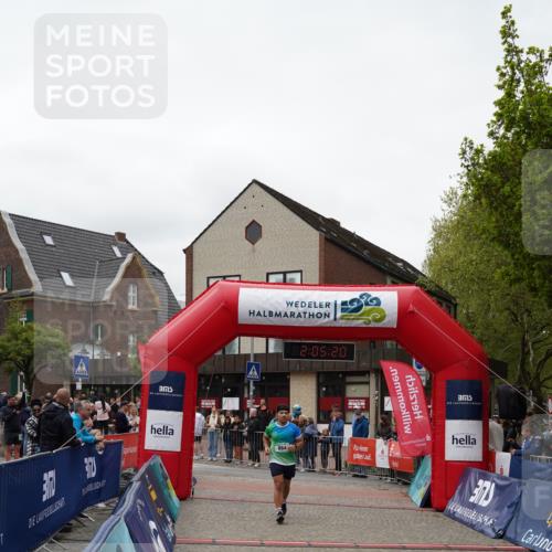 04.05.2025 - 8. Wedeler Halbmarathon Felixshl http://msf.ph/oto/7827508 04.05.2025 12:05:18 Ziel 884 meine-sportfotos.de