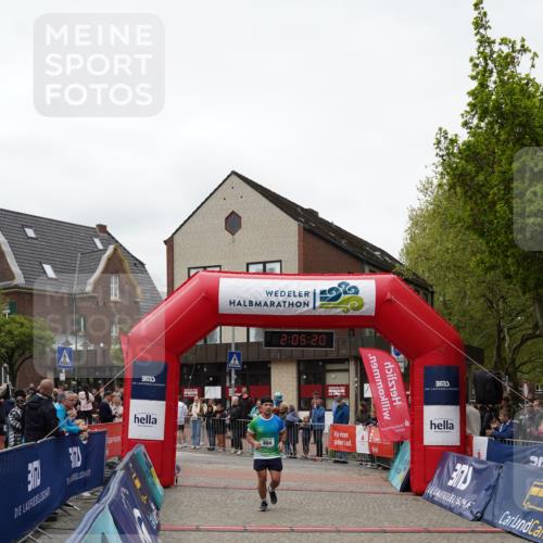 04.05.2025 - 8. Wedeler Halbmarathon Felixshl http://msf.ph/oto/7827518 04.05.2025 12:05:18 Ziel 884 meine-sportfotos.de