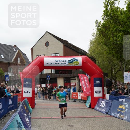 04.05.2025 - 8. Wedeler Halbmarathon Felixshl http://msf.ph/oto/7827527 04.05.2025 12:05:19 Ziel 884 meine-sportfotos.de
