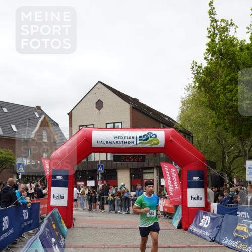 04.05.2025 - 8. Wedeler Halbmarathon Felixshl http://msf.ph/oto/7827563 04.05.2025 12:05:19 Ziel 884 meine-sportfotos.de