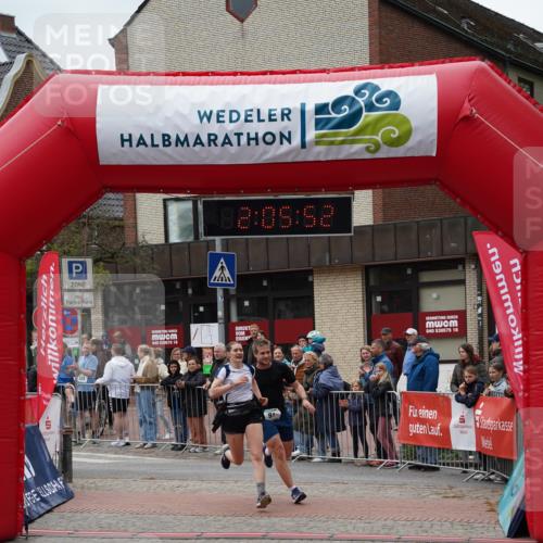 04.05.2025 - 8. Wedeler Halbmarathon Felixshl http://msf.ph/oto/7827644 04.05.2025 12:05:50 Ziel 45, 91, 92 meine-sportfotos.de