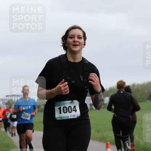 04.05.2025 - 8. Wedeler Halbmarathon Yannick Fuchs http://msf.ph/oto/7827696 04.05.2025 11:15:26 Laufen 228, 1004, 147 meine-sportfotos.de