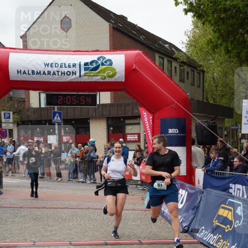 04.05.2025 - 8. Wedeler Halbmarathon Felixshl http://msf.ph/oto/7827710 04.05.2025 12:05:51 Ziel 45, 91, 92 meine-sportfotos.de