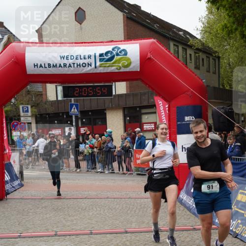 04.05.2025 - 8. Wedeler Halbmarathon Felixshl http://msf.ph/oto/7827738 04.05.2025 12:05:52 Ziel 45, 91, 92 meine-sportfotos.de