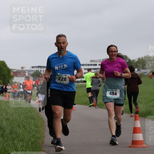 04.05.2025 - 8. Wedeler Halbmarathon Yannick Fuchs http://msf.ph/oto/7827756 04.05.2025 11:15:29 Laufen 10000, 228, 8154, 484 meine-sportfotos.de