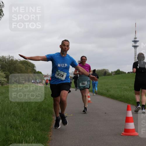 04.05.2025 - 8. Wedeler Halbmarathon Yannick Fuchs http://msf.ph/oto/7827846 04.05.2025 11:15:32 Laufen 228, 484 meine-sportfotos.de