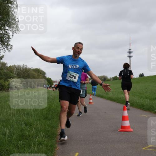 04.05.2025 - 8. Wedeler Halbmarathon Yannick Fuchs http://msf.ph/oto/7827861 04.05.2025 11:15:32 Laufen 8, 154, 228 meine-sportfotos.de